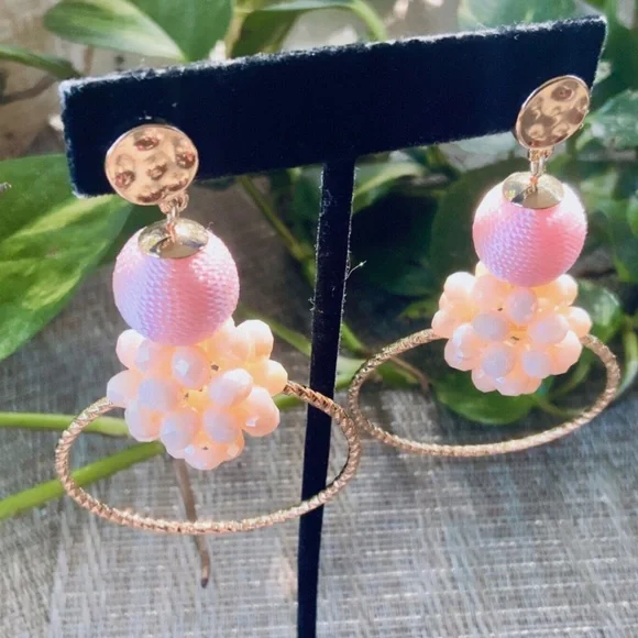 Lilly Pulitzer NWT 🩷CALIENTE  BEADED HOOPS EARRINGS⭐️ Lightweight Pierced - Picture 2 of 6